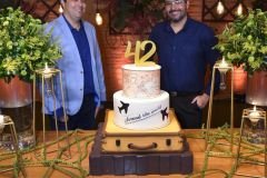 Post-Aniversario-Dr.-Irismar-Andade-Dr.-Anselmo-Andrade-e-Erika-Paredes-25_17_04_2022