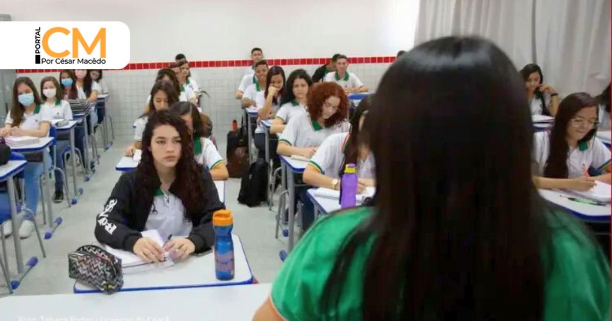 Alece aprova reajuste salarial, planejamento domiciliar e mudança nas férias de professores do Ceará