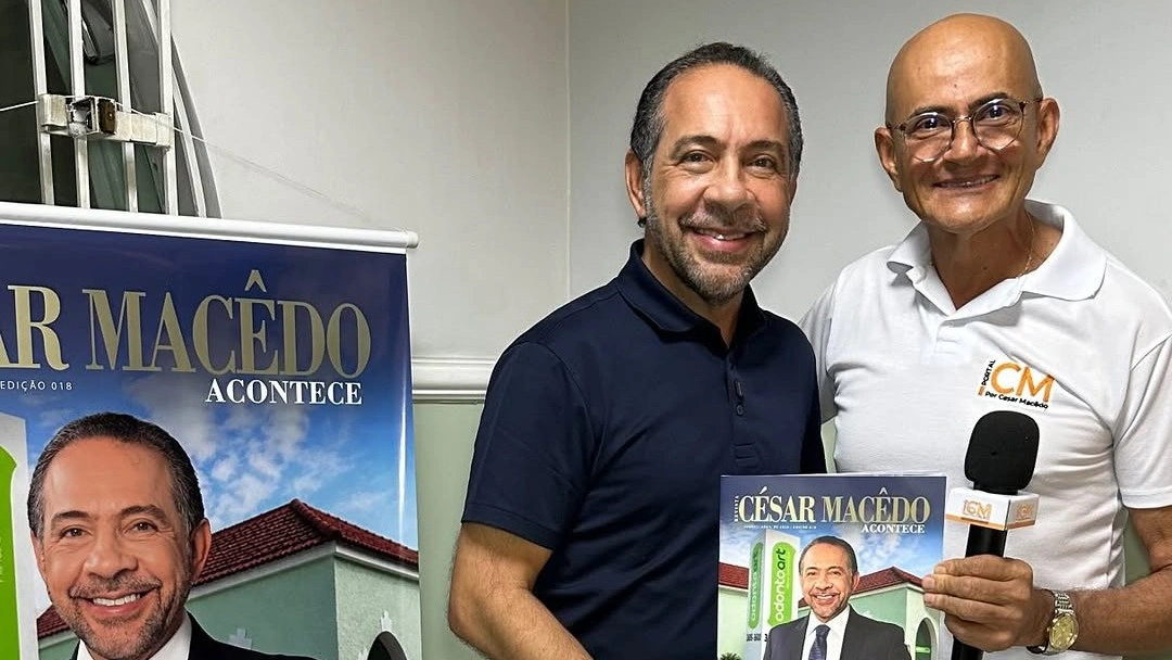 Fazendo a entrega da nova edição da revista César Macedo Acontece, que traz na capa o meu precioso amigo Dr. Tadeu Oliveira,