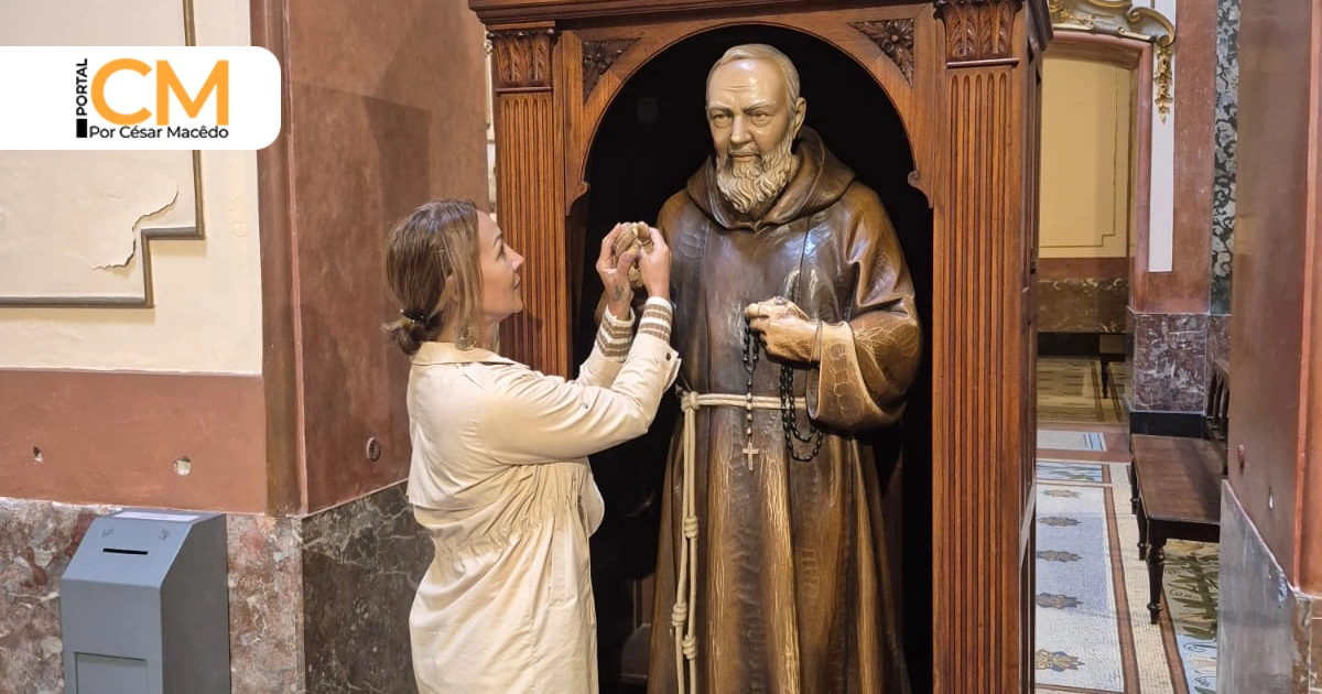 Monica Duarte recebe bênção do Padre Pio na Catedral de Buenos Aires
